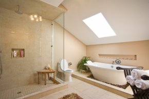 Интерьер ванной комнаты в загородном доме